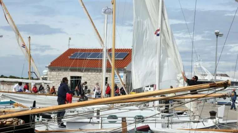 Incident na Murteru: biv&scaron;i HDZ-ov vijećnik upao u kafić sa sjekirom i počeo razbijati lokal pred očima turista