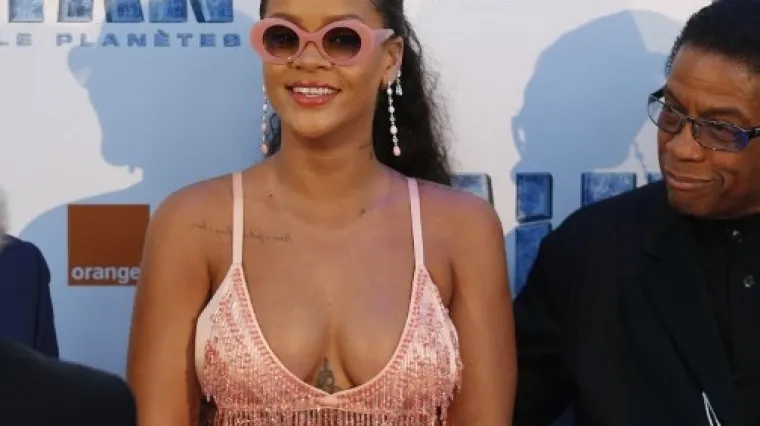 Nikad bujnija Rihanna pokazala svu rasko&scaron; u hrabrom kompletiću