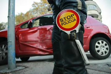 Na dijete koje je pretrčavalo cestu naletio automobil