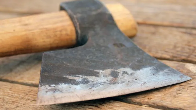 Novi detalji drame na Murteru: osnivač HDZ-a upao sa velikom sjekirom u kafić, vrijeđao goste i presjekao kabele