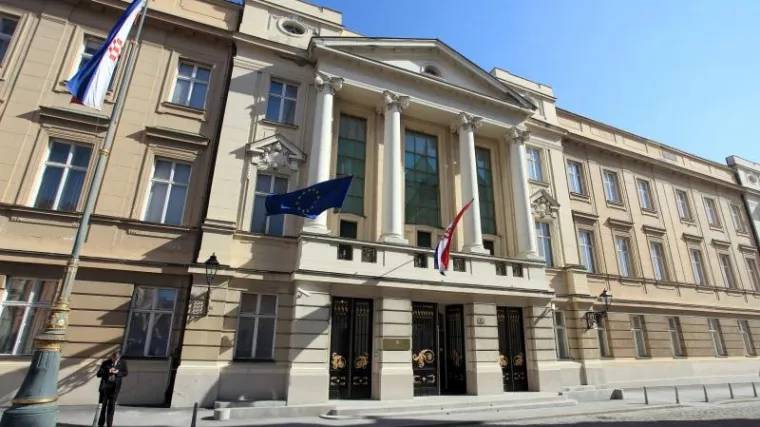 &Scaron;to radnici rade dok se zastupnici odmaraju: nema novca za obnovu fasada i krova, ne &scaron;tedi se na portretima predsjednika Sabora
