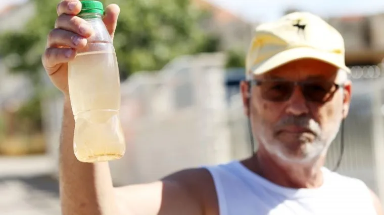 Vodice: prosvjed zbog oneči&scaron;ćenja vode fekalijama