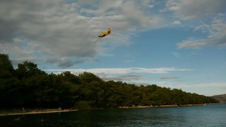 Buknuo požar na Hvaru: gorilo iznad Vrboske, na terenu tri kanadera