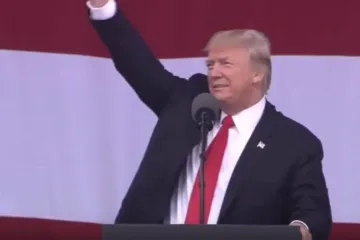 U svom govoru on izvrijeđao medije, blatio Hillary i pozivao na zviždanje Obami