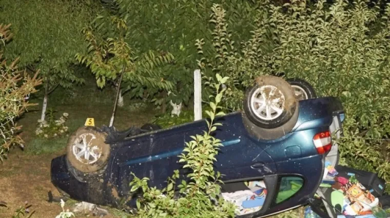 Hladnjača proklizala, udarila auto i odbacila ga u voćnjak