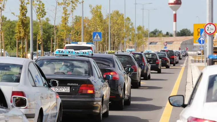 Taksisti zbog Ubera prosvjeduju blokirajući promet: nastaju ogromne gužve
