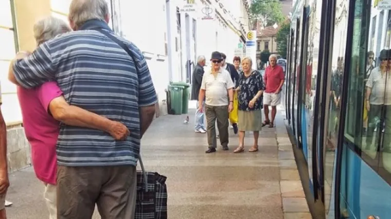 Fotografija koja vraća vjeru u ljubav: stariji par zagrljen u Dra&scaron;kovićevoj čeka tramvaj