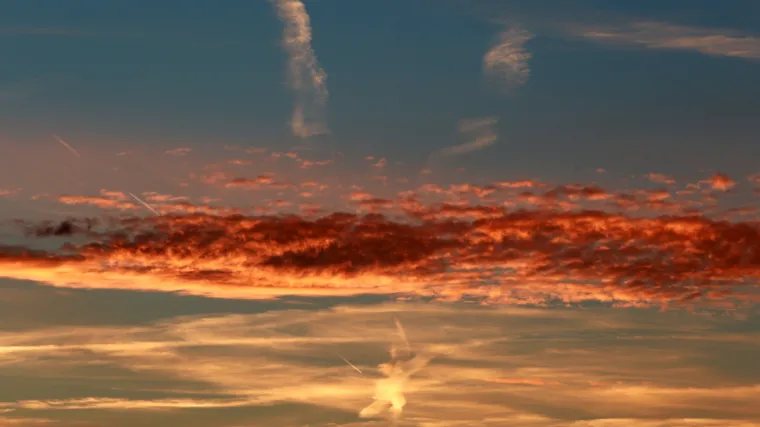 'Ukazanje' iznad &Scaron;olte: silueta u obliku anđela ukrasila nebo pri zalasku sunca