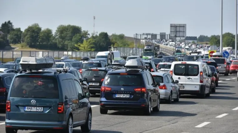 Na A1 velika kolona, na cestama prema moru gužve