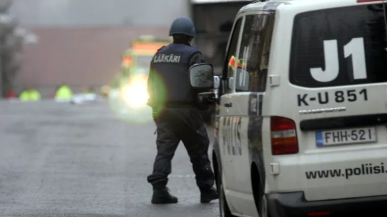 Zaletio se autom u gomilu, najmanje jedna osoba poginula