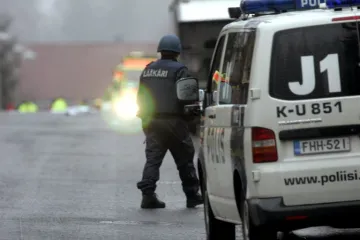 Zaletio se autom u gomilu, najmanje jedna osoba poginula