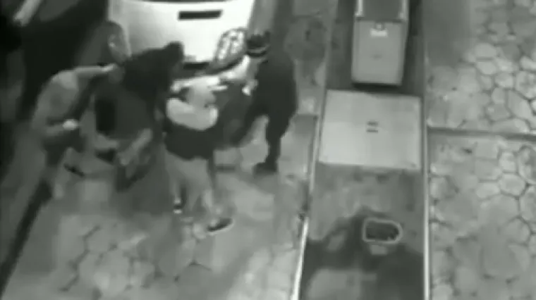 Huligani brutalno pretukli navijača PAOK-a, procurila snimka paklenog okr&scaron;aja