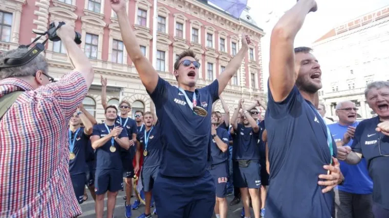 Desetak tisuća navijača na Trgu dočekalo zlatne hrvatske vaterpoliste!