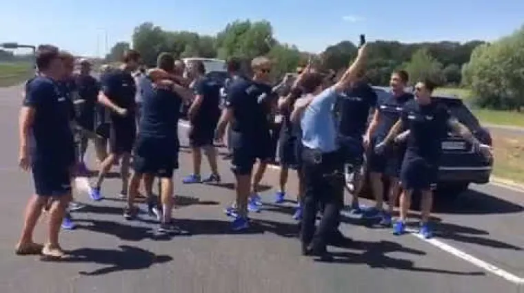 EKSKLUZIVNI VIDEO: Zlatni vaterpolisti zapeli u gužvi pa zapjevali s policajcima!