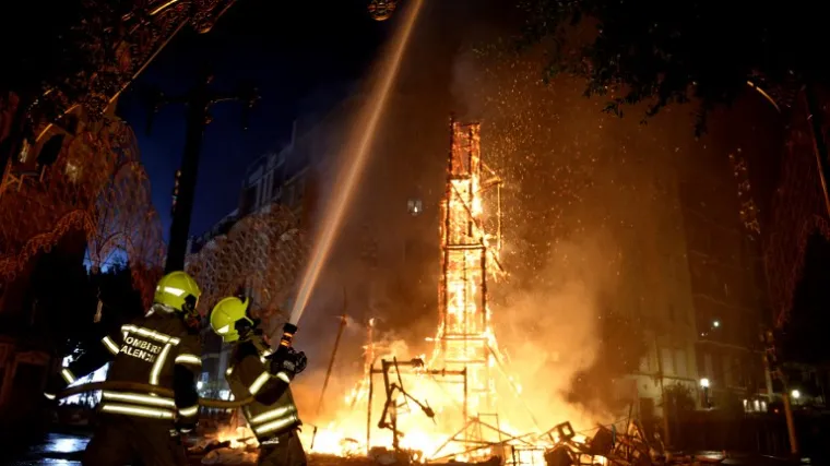 Vatra zahvatila pozornicu, evakuirano 22.000 posjetitelja