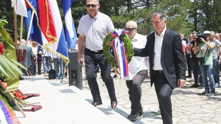 Prosvjednici ometali skup, vrijeđali i upadali u pjesmu