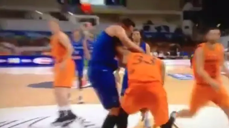 Izgubio živce, potukao se na prijateljskoj utakmici i ozlijedio ruku