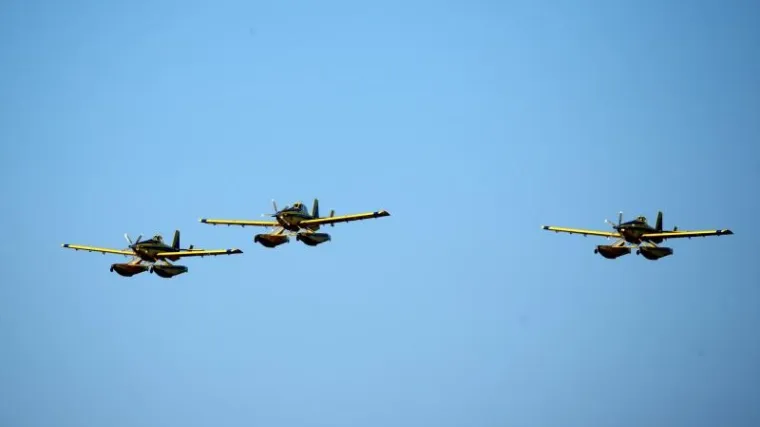 Tri airtractora gase požar na Dinari