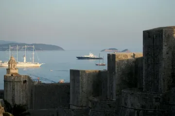 JAHTA KATARSKOG ŠEIKA PRED DUBROVNIKOM: Duga je 133 metra, sve pršti od luksuza, a od astronomske cijene će vas zaboljeti glava