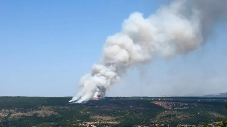 Opet se aktivirao veliki požar kod Imotskog:  dva kanadera upućena na požari&scaron;te
