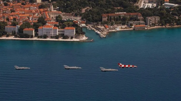 &Scaron;est MIG-ova na čelu s 'popularnom kockicom' preletjelo zadarski kanal: evo kako je izgledao pozdravni prelet na&scaron;ih borbenih aviona