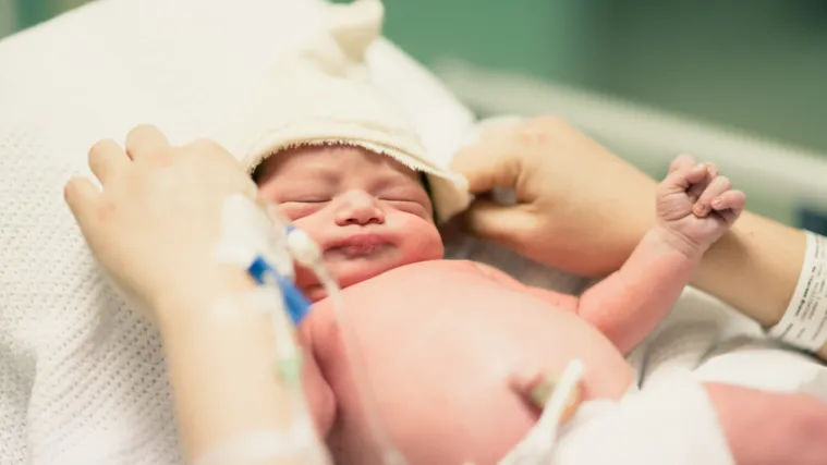 Liječnici zatečeni: rođena beba s bebom u trbuhu