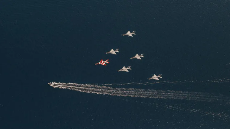 Legendarna 'Kockica' predvodila prelet nad kanalom