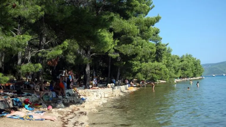 'Samoprozvani general mačetom je tjerao ljude s plaže! Ondje dolazi sa svoje dvije dame za druženje...'