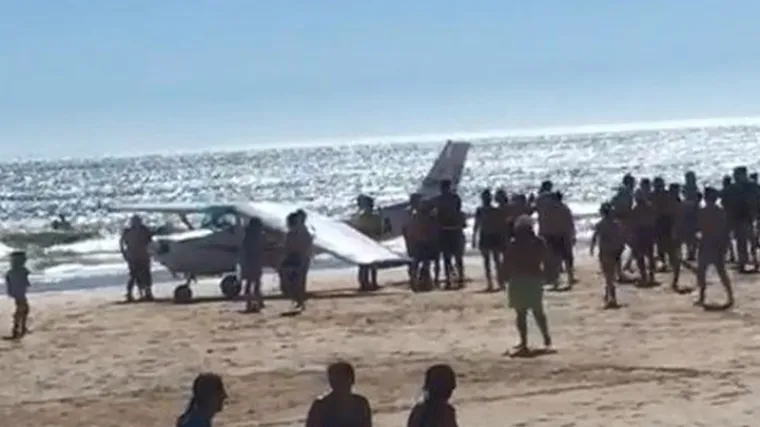 Avion prisilno sletio na krcatu plažu, kupači panično bježali u more, poginuli mu&scaron;karac i dijete (8)
