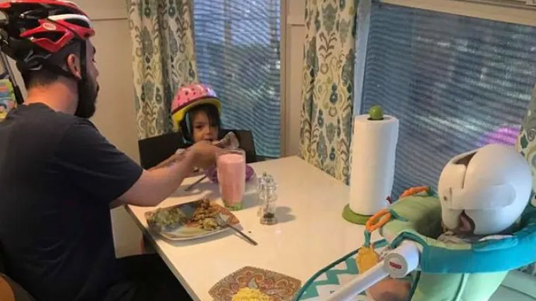 Svi za jednog, jedan za sve: cijela obitelj nose kacige zbog najmlađeg člana