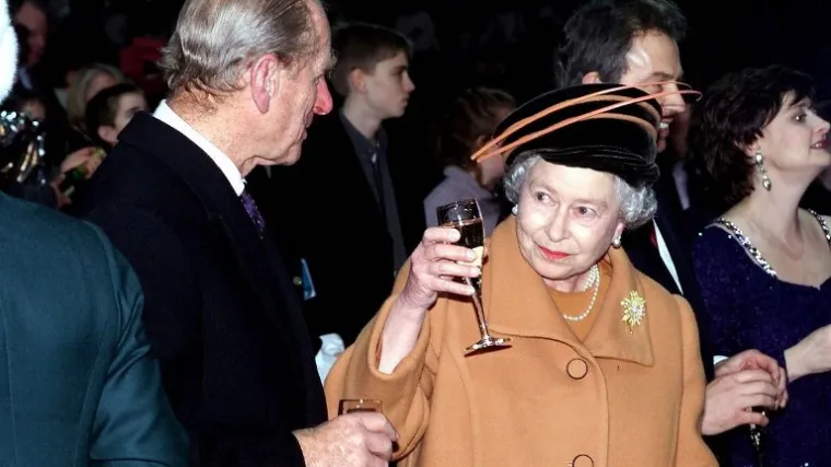 Kraljica Elizabeta II. obožava piti žestoka pića, a dnevno ih ispija čak četiri puta, evo o kojima se radi