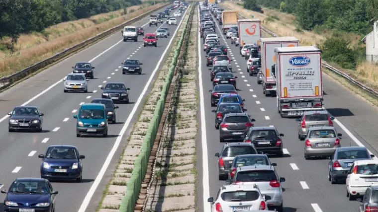 Radovi na cesti i navala turista uzrokuju kolone i zastoje, a čeka se i na graničnim prijelazima