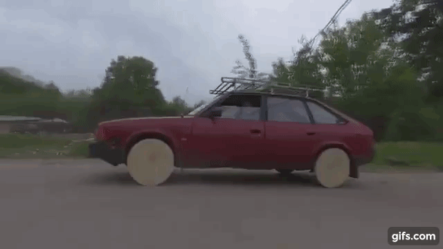 Stavio drvene kotače na auto i umirao od smijeha. Uskoro mu nije bilo smije&scaron;no....