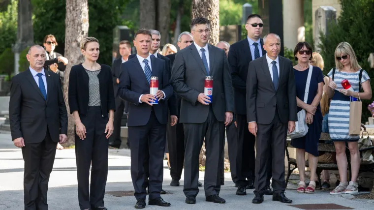 Državni vrh položio vijence i zapalio svijeće na Mirogoju: 'Olujom je slomljen san o Velikoj Srbiji'