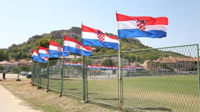 Uživo iz Knina - uoči proslave Oluje - &scaron;to Vlada donosi gradu čiji gradonačelnik tvrdi - Knin bi mogao nestati?