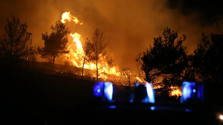 Ponovno buknuo požar kod Kistanja: na terenu gotovo 300 vatrogasaca s mora i kopna