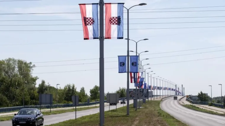 Promaknulo i gradonačelniku: postavljena zastava u Zagrebu koja podsjeća na onu iz biv&scaron;e Jugoslavije