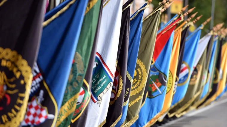 Proslava slobode i mira u Kninu: na ulicama u mimohodu od tvrđave do crkve prvi put kročili i branitelji sudionici Oluje