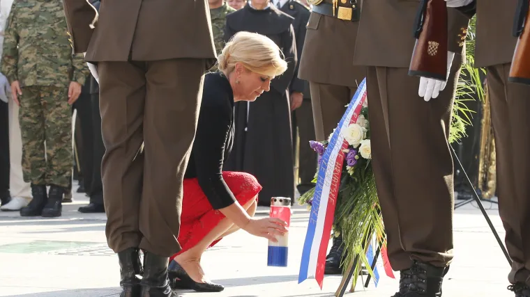 Budnicom ulicama Knina počela proslava 22. obljetnice 'Oluje', državni vrh položio vijence