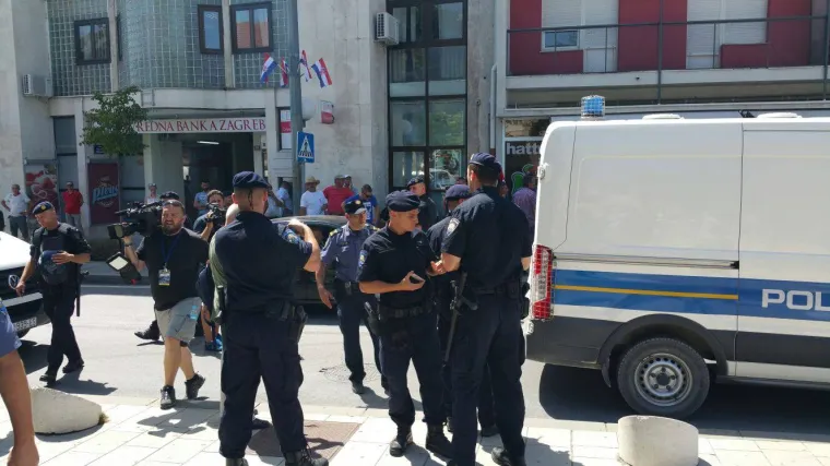 Incident u Kninu: interventna policija opkolila kafić u kojem su se pjevale usta&scaron;ke pjesme, privedeno sedmero ljudi