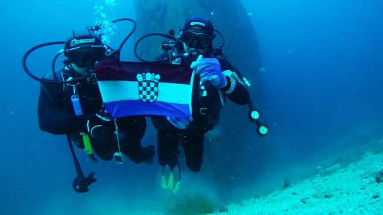 Legendarni hrvatski ratni pilot razvio barjak Lijepe na&scaron;e u dubinama otoka Cresa