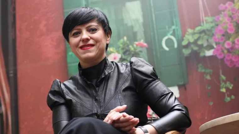 Ono kad misli&scaron; da te Mirela Holy ne može iznenaditi modnim odabirom