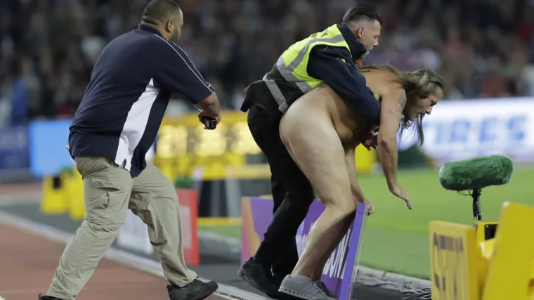 Goli junak zaslužio je zlato za hrabrost: potpuno gol utrčao na atletsku stazu, redari ga jedva ukrotili