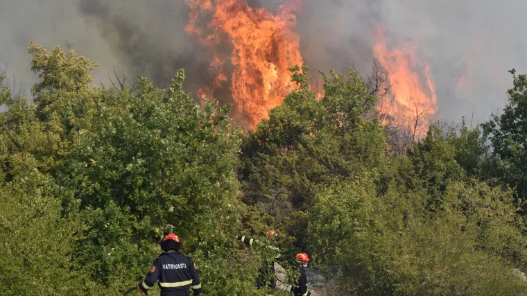 Treći požar u &scaron;ibensko-kninskoj županiji: gori i kod Miljevaca, uz vatrogasce i kanadere stgila i vojska