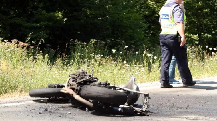 Motociklist udario u kamper i poginuo