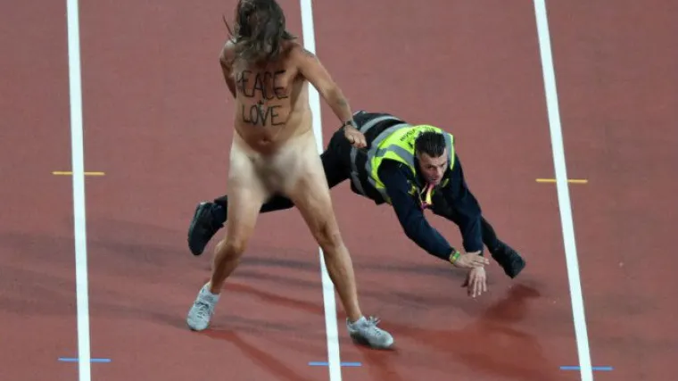 Uoči Boltovog opro&scaron;taja redari lovili golog mu&scaron;karca po stazi