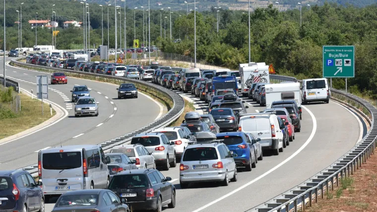 Zbog olujnoga vjetra dionice autocesta A1 i A6 otvorene samo za osobna vozila