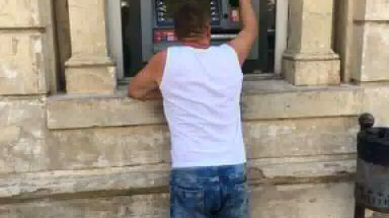 Kada je Dalmatincu račun prazan: kleknuo pred bankomat moleći ga za novac