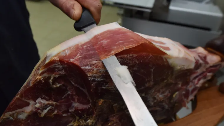 Vlasnik konobe u Istri pr&scaron;ut za goste drži u zahodu: tvrdi pr&scaron;utu je hladnije u WC-u i neka stoji tu