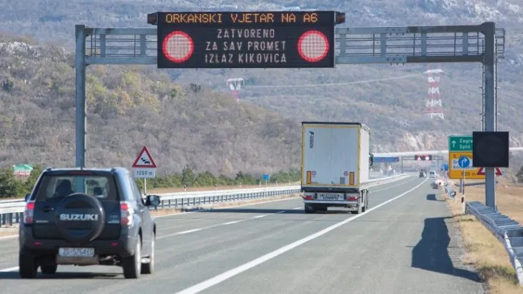 Mokre prometnice, prometne nesreće i olujni vjetar mogli bi vam poremetiti planove